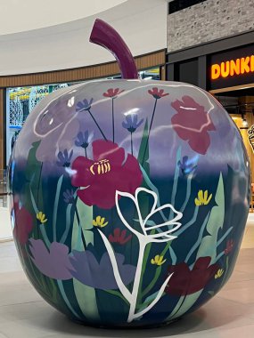 DUBAI BAE - 17 Şubat 2023 'te Dubai, BAE' deki Dubai Hills AVM 'de görülen Apple heykeli.