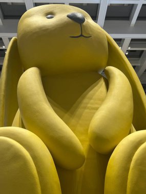 DUBAI BAE - 17 Şubat 2023 'te Dubai, BAE' deki Dubai Hills Alışveriş Merkezi 'nde görülen köpek heykeli.