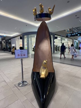 DUBAI BAE - 17 Şubat 2023 'te Dubai, BAE' deki Dubai Hills alışveriş merkezinde topuklu ayakkabı heykeli.