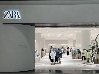 DUBAI BAE - 17 Şubat 2023 'te Dubai, BAE' deki Dubai Hills AVM 'de görülen Zara mağazası.