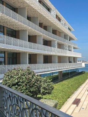 DUBAI, BAE - 16 Şubat 2023 'te Dubai, BAE' deki Jumeirah Körfezi Adası 'ndaki Bulgari Resort.