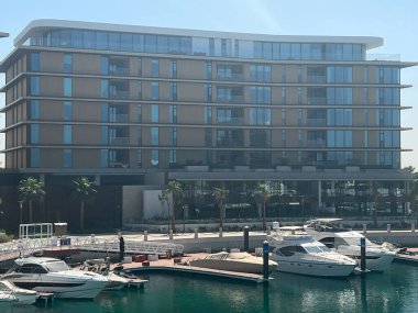 DUBAI, BAE - 16 Şubat 2023 'te Dubai, BAE' deki Jumeirah Körfezi Adası 'ndaki Bulgari Resort.