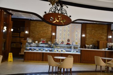 DUBAI BAE - 17 Şubat 2023 'te Dubai, BAE' deki Etihad AVM 'de görülen Gateaux mağazası.