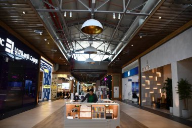 DUBAI IAE - 17 Şubat 2023 'te Dubai, UAE' deki Son Çıkış 'da Al Khawanej Yürüyüş AVM görüldü..