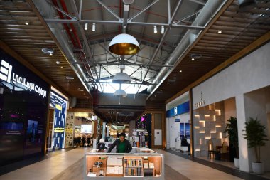 DUBAI IAE - 17 Şubat 2023 'te Dubai, UAE' deki Son Çıkış 'da Al Khawanej Yürüyüş AVM görüldü..