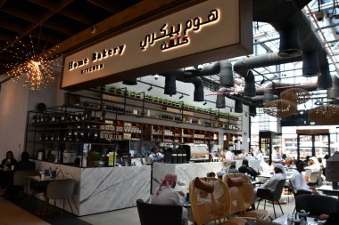 DUBAI IAE - 17 Şubat 2023 'te Dubai, BAE' deki Al Khawanej Walk Mall 'daki Ev Fırını Mutfağı.