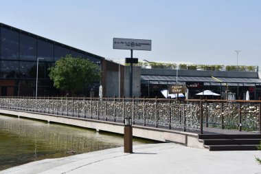 DUBAI IAE - 17 Şubat 2023 'te Dubai, BAE' deki Son Çıkış 'ta Aşk Kilidi Köprüsü Vaat Köprüsü.