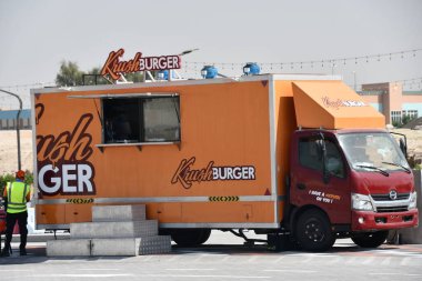 DUBAI IAE - 17 Şubat 2023 'te Dubai, BAE' deki Mirdif Park Yolu 'nda görülen yemek kamyonları.
