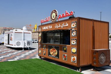 DUBAI IAE - 17 Şubat 2023 'te Dubai, BAE' deki Mirdif Park Yolu 'nda görülen yemek kamyonları.