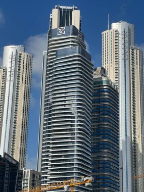 DUBAI, BAE - 18 Şubat 2023 'te Dubai, BAE' deki Şeyh Zayed Yolu gökdelenlerinin görüntüsü. Şeyh Zayed Yolu (E11 karayolu), Emirlik Kuleleri de dahil olmak üzere Dubai 'nin birçok gökdelenine ev sahipliği yapar..