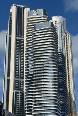 DUBAI, BAE - 18 Şubat 2023 'te Dubai, BAE' deki Şeyh Zayed Yolu gökdelenlerinin görüntüsü. Şeyh Zayed Yolu (E11 karayolu), Emirlik Kuleleri de dahil olmak üzere Dubai 'nin birçok gökdelenine ev sahipliği yapar..