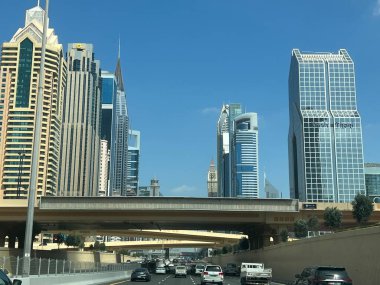 DUBAI, BAE - 20 Şubat 2023 'te Dubai, BAE' deki Şeyh Zayed Yolu gökdelenlerinin görüntüsü. Şeyh Zayed Yolu (E11 karayolu), Emirlik Kuleleri de dahil olmak üzere Dubai 'nin birçok gökdelenine ev sahipliği yapar..