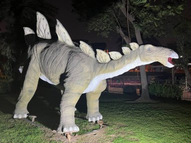 DUBAI, BAE - 19 Şubat 2023 'te Dubai, BAE' deki Dubai Garden Glow 'daki Dinozor Parkı.
