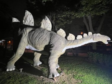 DUBAI, BAE - 19 Şubat 2023 'te Dubai, BAE' deki Dubai Garden Glow 'daki Dinozor Parkı.