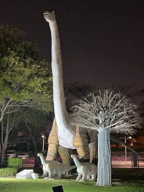 DUBAI, BAE - 19 Şubat 2023 'te Dubai, BAE' deki Dubai Garden Glow 'daki Dinozor Parkı.