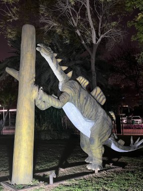 DUBAI, BAE - 19 Şubat 2023 'te Dubai, BAE' deki Dubai Garden Glow 'daki Dinozor Parkı.