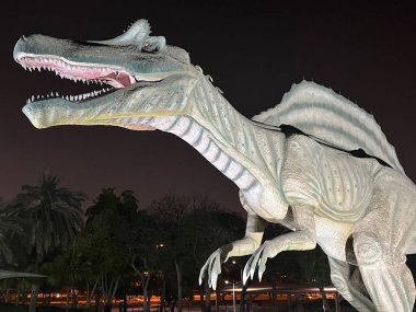 DUBAI, BAE - 19 Şubat 2023 'te Dubai, BAE' deki Dubai Garden Glow 'daki Dinozor Parkı.