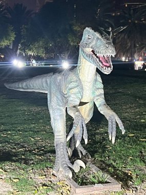 DUBAI, BAE - 19 Şubat 2023 'te Dubai, BAE' deki Dubai Garden Glow 'daki Dinozor Parkı.