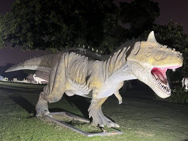 DUBAI, BAE - 19 Şubat 2023 'te Dubai, BAE' deki Dubai Garden Glow 'daki Dinozor Parkı.