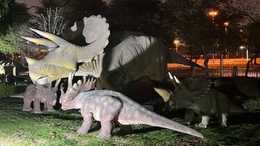 DUBAI, BAE - 19 Şubat 2023 'te Dubai, BAE' deki Dubai Garden Glow 'daki Dinozor Parkı.