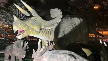 DUBAI, BAE - 19 Şubat 2023 'te Dubai, BAE' deki Dubai Garden Glow 'daki Dinozor Parkı.