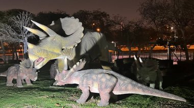 DUBAI, BAE - 19 Şubat 2023 'te Dubai, BAE' deki Dubai Garden Glow 'daki Dinozor Parkı.
