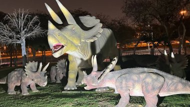 DUBAI, BAE - 19 Şubat 2023 'te Dubai, BAE' deki Dubai Garden Glow 'daki Dinozor Parkı.