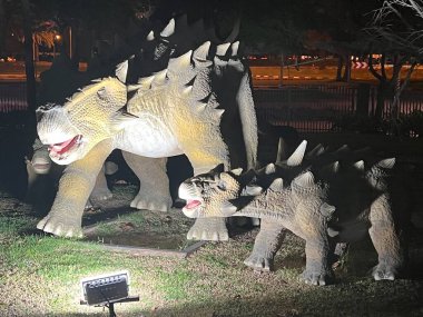 DUBAI, BAE - 19 Şubat 2023 'te Dubai, BAE' deki Dubai Garden Glow 'daki Dinozor Parkı.