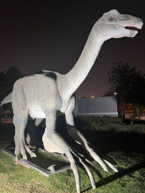 DUBAI, BAE - 19 Şubat 2023 'te Dubai, BAE' deki Dubai Garden Glow 'daki Dinozor Parkı.