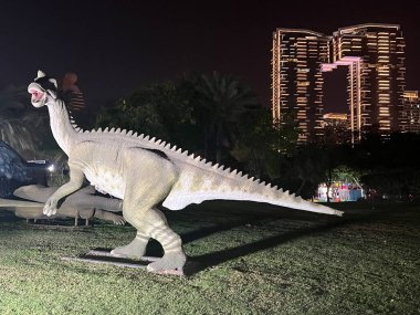 DUBAI, BAE - 19 Şubat 2023 'te Dubai, BAE' deki Dubai Garden Glow 'daki Dinozor Parkı.