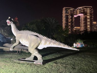 DUBAI, BAE - 19 Şubat 2023 'te Dubai, BAE' deki Dubai Garden Glow 'daki Dinozor Parkı.