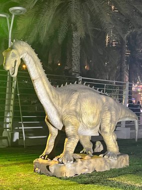 DUBAI, BAE - 19 Şubat 2023 'te Dubai, BAE' deki Dubai Garden Glow 'daki Dinozor Parkı.