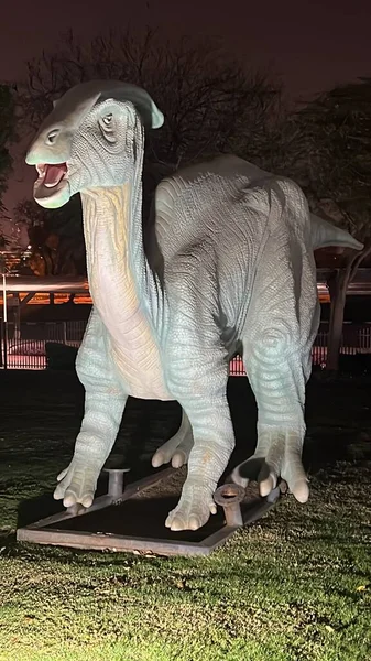 DUBAI, BAE - 19 Şubat 2023 'te Dubai, BAE' deki Dubai Garden Glow 'daki Dinozor Parkı.