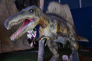 DUBAI, BAE - 19 Şubat 2023 'te Dubai, BAE' deki Dubai Garden Glow 'daki Dinozor Parkı.