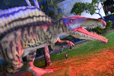 DUBAI, BAE - 19 Şubat 2023 'te Dubai, BAE' deki Dubai Garden Glow 'daki Dinozor Parkı.