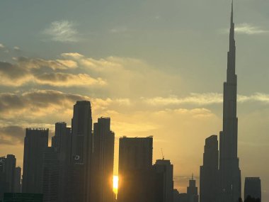 DUBAI, BAE - 20 Şubat 2023 'te Dubai, BAE' de Burj Halife ve diğer Şeyh Zayed Yolu gökdelenlerinin görüntüsü.