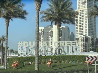 DUBAI BAE - 20 Şubat 2023 'te Dubai Creek Limanı tabelasında görüldüğü gibi.