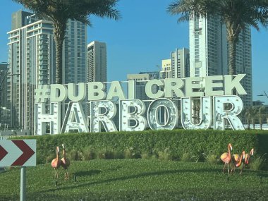 DUBAI BAE - 20 Şubat 2023 'te Dubai Creek Limanı tabelasında görüldüğü gibi.