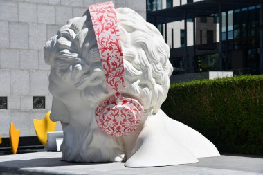 DUBAI, BAE - 21 Şubat 2023 Dubai, BAE 'deki Dubai Uluslararası Finans Merkezi Heykel Parkı.