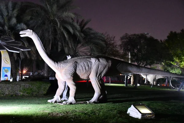 DUBAI, BAE - 19 Şubat 2023 'te Dubai, BAE' deki Dubai Garden Glow 'daki Dinozor Parkı.