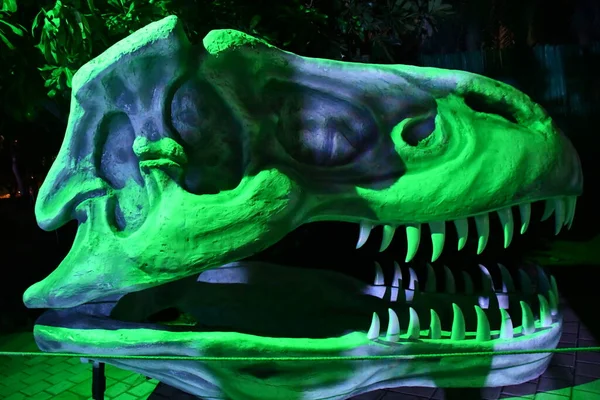 DUBAI, BAE - 19 Şubat 2023 'te Dubai, BAE' deki Dubai Garden Glow 'daki Dinozor Parkı.