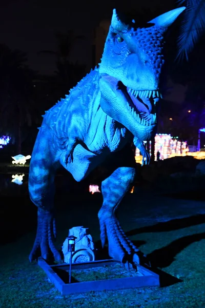 DUBAI, BAE - 19 Şubat 2023 'te Dubai, BAE' deki Dubai Garden Glow 'daki Dinozor Parkı.