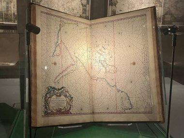 DUBAI, BAE - 21 Şubat 2023 'te Dubai, BAE' deki Muhammed bin Rashid Kütüphanesi 'ndeki Kütüphane Hazineleri.