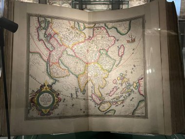 DUBAI, BAE - 21 Şubat 2023 'te Dubai, BAE' deki Muhammed bin Rashid Kütüphanesi 'ndeki Kütüphane Hazineleri.