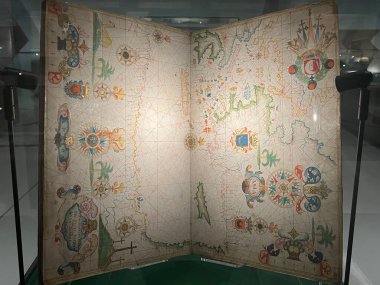 DUBAI, BAE - 21 Şubat 2023 'te Dubai, BAE' deki Muhammed bin Rashid Kütüphanesi 'ndeki Kütüphane Hazineleri.