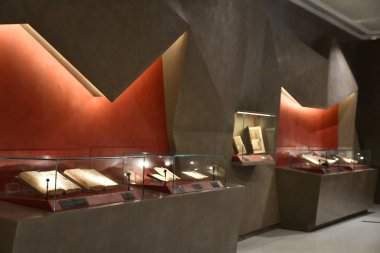 DUBAI, BAE - 21 Şubat 2023 'te Dubai, BAE' deki Muhammed bin Rashid Kütüphanesi 'ndeki Kütüphane Hazineleri.