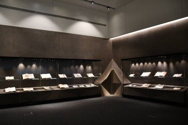 DUBAI, BAE - 21 Şubat 2023 'te Dubai, BAE' deki Muhammed bin Rashid Kütüphanesi 'ndeki Kütüphane Hazineleri.