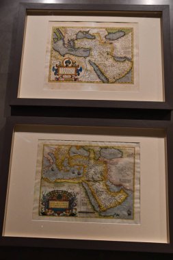 DUBAI, BAE - 21 Şubat 2023 'te Dubai, BAE' deki Muhammed bin Rashid Kütüphanesi 'ndeki Kütüphane Hazineleri.