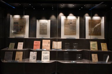 DUBAI, BAE - 21 Şubat 2023 'te Dubai, BAE' deki Muhammed bin Rashid Kütüphanesi 'ndeki Kütüphane Hazineleri.