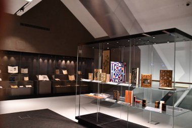 DUBAI, BAE - 21 Şubat 2023 'te Dubai, BAE' deki Muhammed bin Rashid Kütüphanesi 'ndeki Kütüphane Hazineleri.